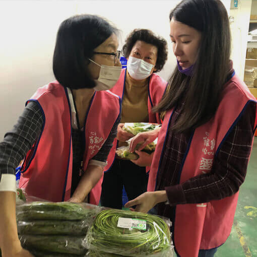愛心志工協助安心蔬果包裝