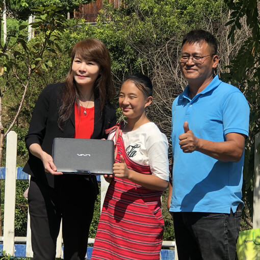 筆電贊助桃園市奎輝國小 與校長學生合照